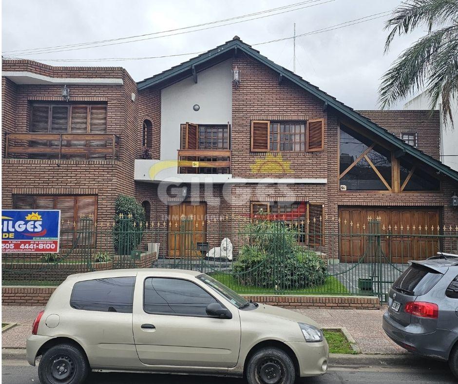 Excelente Chalet  5 Ambientes en  Ramos Mejía  Con Quincho y Pileta