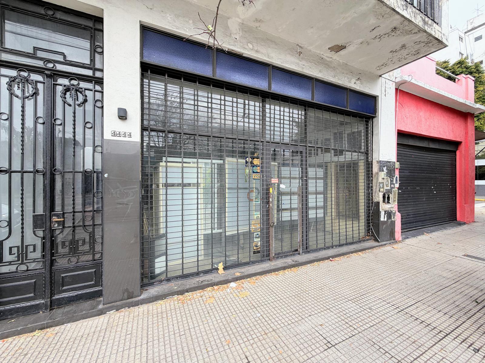Local en AV. J. B. ALBERDI al 4400