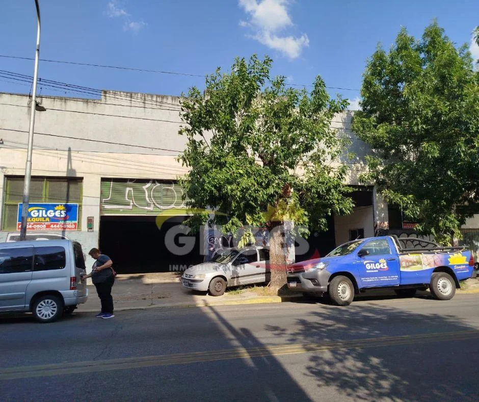 Local en AV. DE MAYO  al 2000