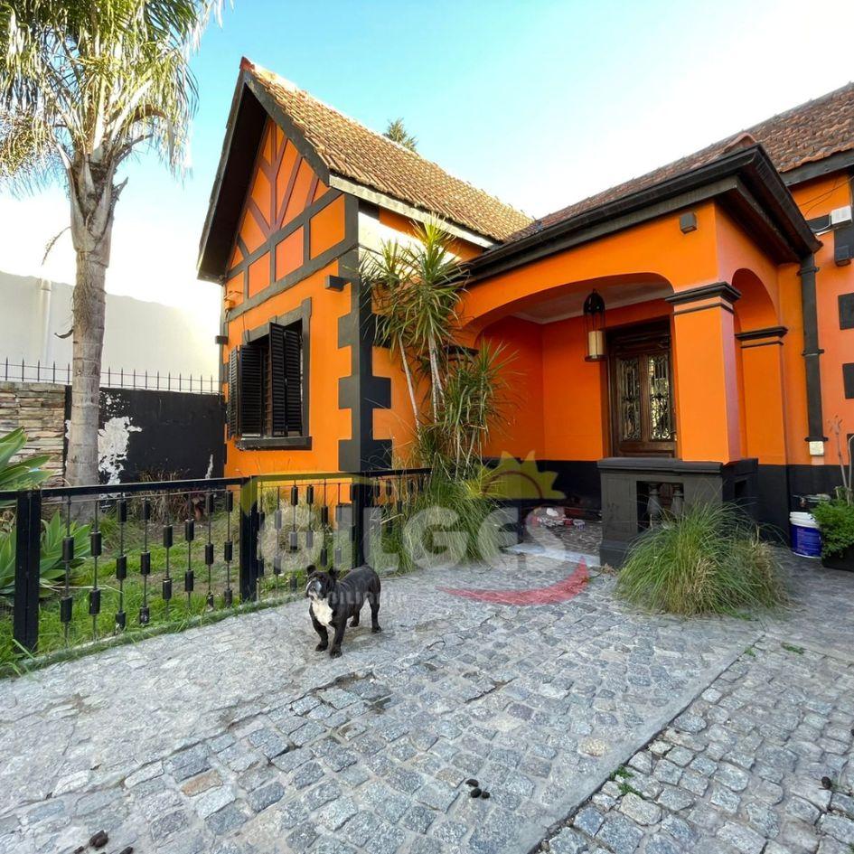 Excelente chalet en dos plantas sobre lote de 8.66x28 con Piscina