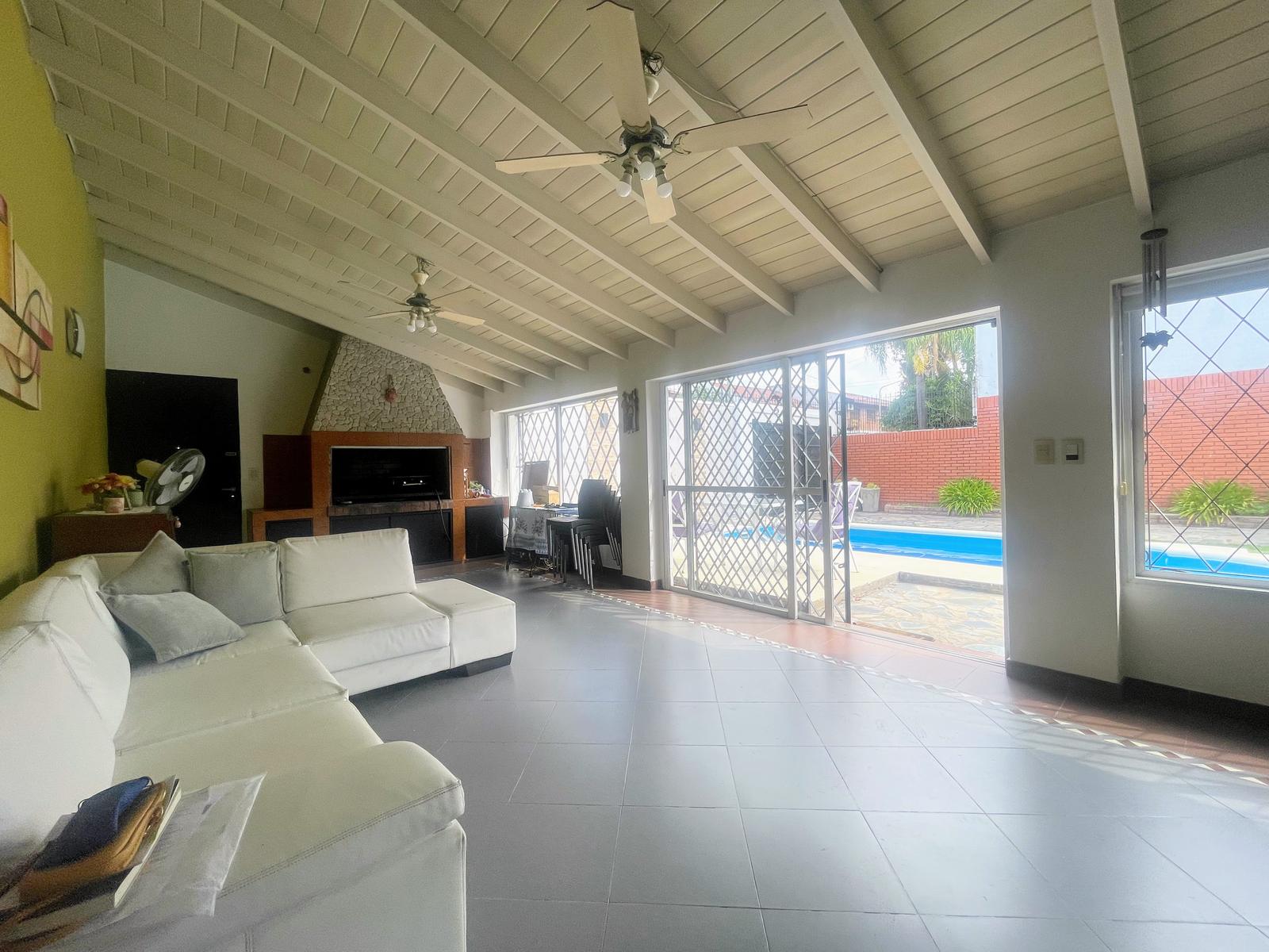 CASA 5 AMBIENTES EN 2 PLANTAS SOBRE LOTE DE 400M² MUY BUEN ESTADO