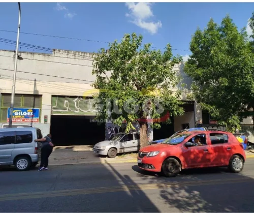 Local en AV. DE MAYO  al 2000