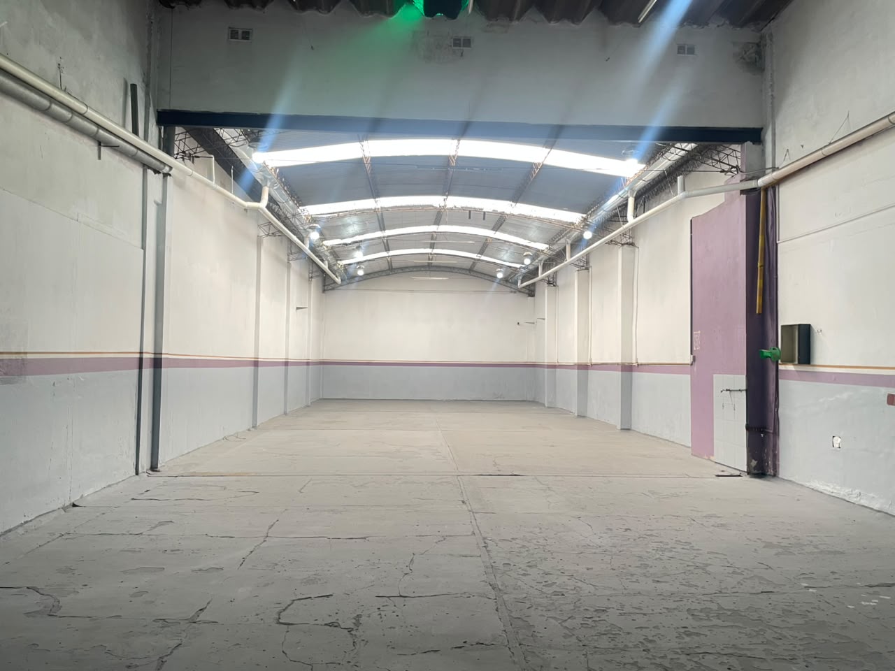 Galpón 320m² con oficina, 2 baños, fuerza motriz en Caseros