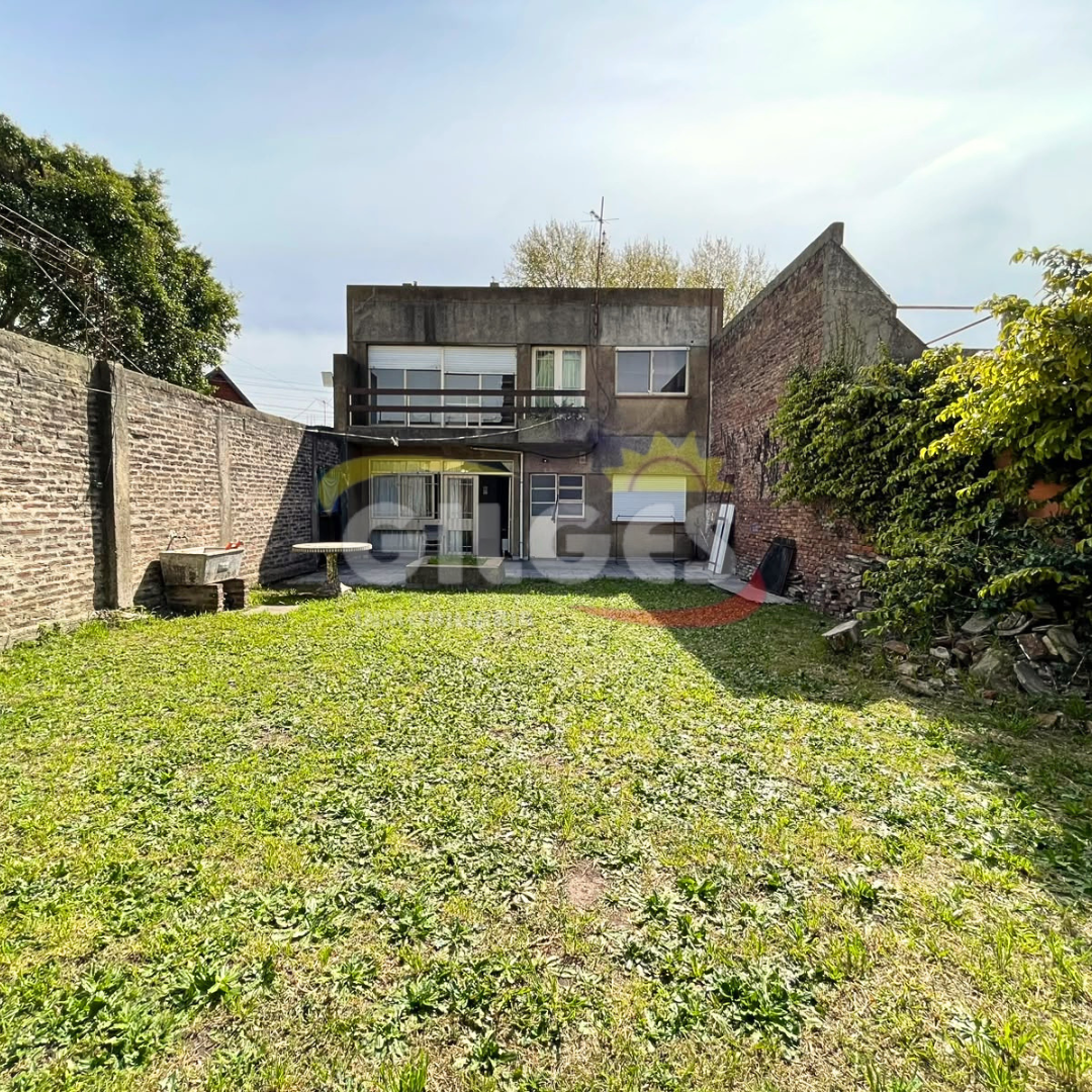 Casa en Villa Sarmiento 6 Ambientes sobre lote terreno 322 m aprox